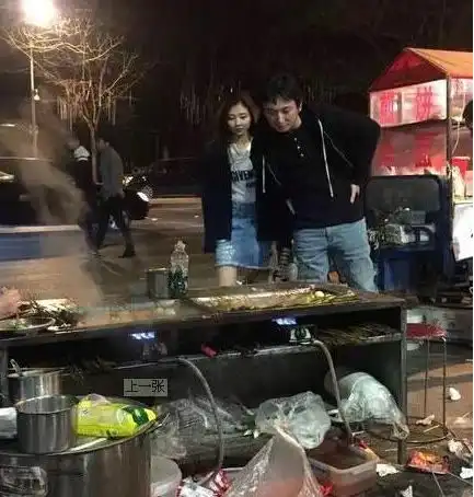 王思聪与美女聚餐结束后一起玩桌游,凌晨三点才回家