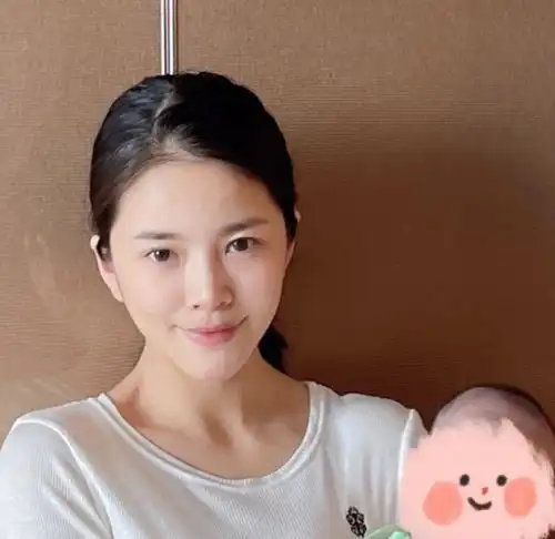 一直觉得王灿不好看,直到看她全素颜带孩子照后杜淳娶她娶对了