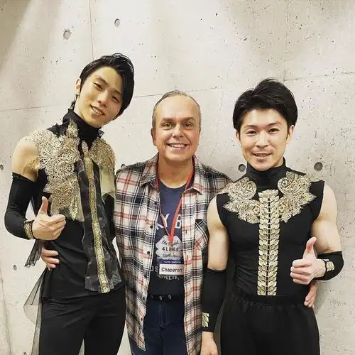 羽生结弦冰演后和嘉宾甜蜜合照背景亮了神仙仓库