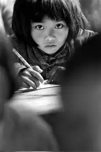 有一张照片是一个小女孩头趴在桌子上的,小女孩有一双大眼睛,有谁知道照片的名字吗