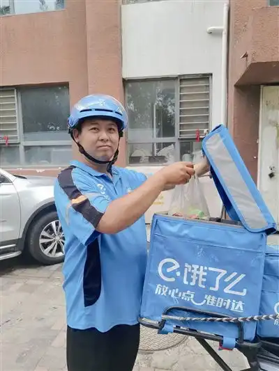 外卖蓝骑士奔万家送餐社区侠暖人心