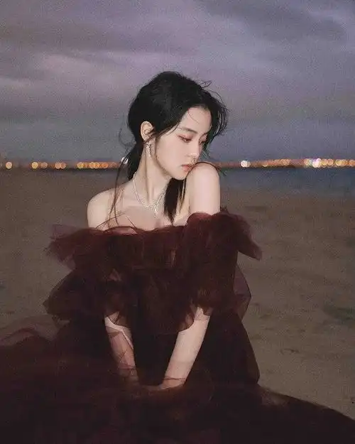 女明星美到出圈的神图大盘点热巴美艳回眸,倪妮撑伞氛围感拉满