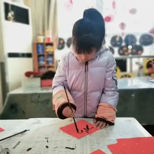 大班特色活动妙手写福字,巧手剪窗花
