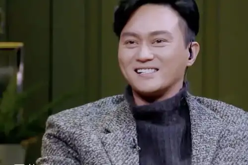 袁咏仪霸占电视看李敏镐的剧,张智霖被冷落,发文令人心疼