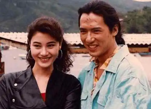 他是乐队出身,曾和梅艳芳相恋,被骗演三级成名,演西门庆成经典