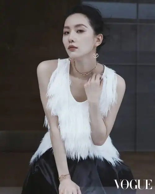 刘诗诗穿米色衬衫露出精致锁骨身材窈窕尽显高贵优雅