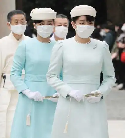 佳子公主首次参拜,与真子穿冰蓝色礼服持扇靓丽18岁爱子专心学业不比美