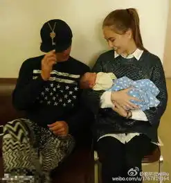 周杰伦昆凌当干爹干妈抱婴儿充满慈爱
