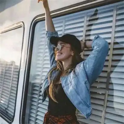 欧美女生头像ins风高清街头,全部是简约时间的女生
