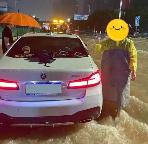 几位宝马车主雨季出行遇到突发意外,是谁帮助他们快速脱困