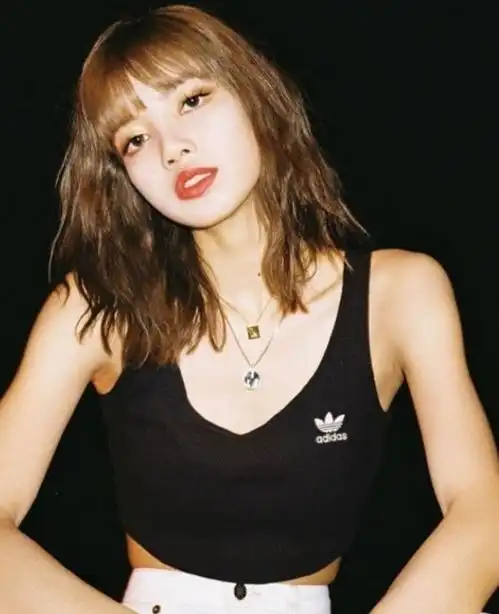 lisa身穿了一件灰色的t桖,印花图案的搭配很有时髦感
