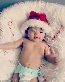 父母为新生婴儿拍摄圣诞写真萌化人心