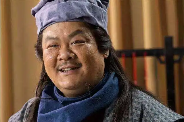从片场剧务到黄金配角,他用演技征服众人,证明自己是不可或缺的