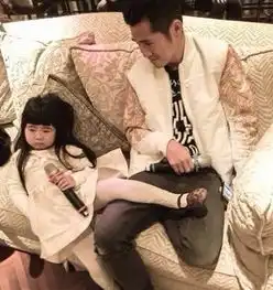 姐姐grace坐姿豪放霸气外泄pk曹格