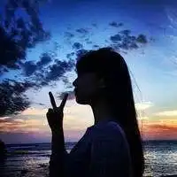 长发小清新的女生背影微信头像