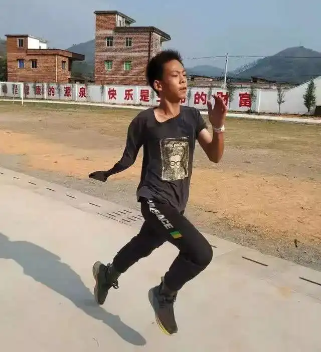 独臂男孩篮球生涯假设被库里点名后,甚至可能签nba短约