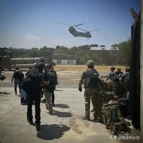 塔利班不费一兵夺取喀布尔美国使馆冒出浓烟,直升机排队撤离