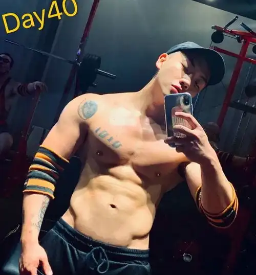 杨和苏的腹肌身材如何镜头记录健身日常,变化一目了然