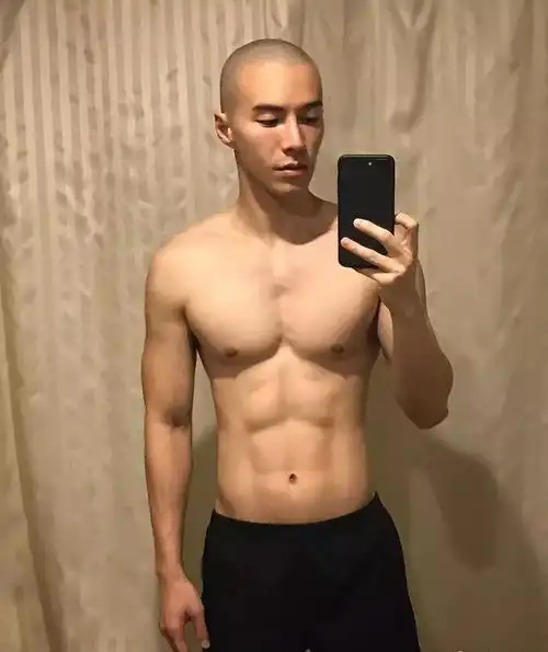 当男神脱掉上衣后白敬亭性感,易烊千玺撩人,张艺兴白的发光