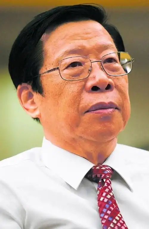 14岁前没穿过鞋,广东梅县穷小子用了6分钟,改变新闻联播规则