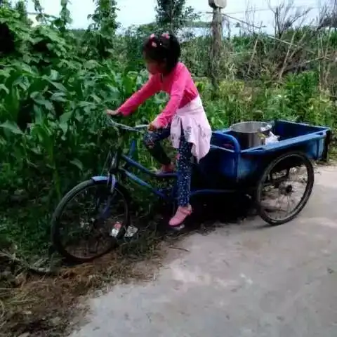 泉水某商场内,女子在桌上趴着睡觉,半小时后,当她看到监控时震惊了新闻日志