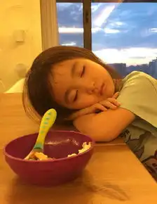 奥莉吃饭犯困趴桌酣睡头枕手臂长睫毛抢镜