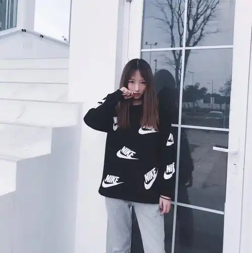 潮人都喜欢哪件nike耐克oversize版型圆领卫衣