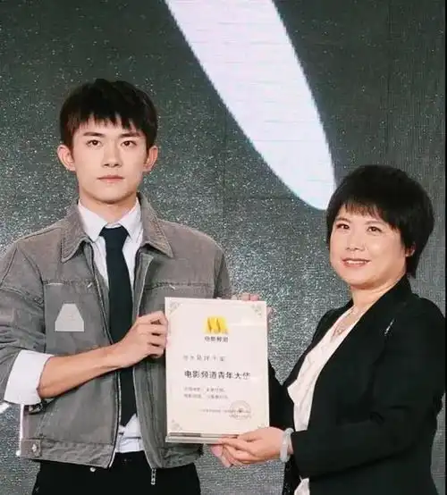 易烊千玺获央视认可,成代言人还有颁奖证书,官方给予高度肯定