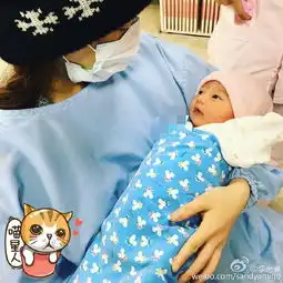 欧弟老婆首抱萌女亮相产后甩16公斤秀火辣长腿