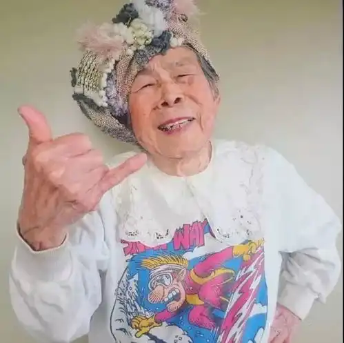我的奶奶笑起来,就是个女神93岁日本奶奶当模特卖围巾萌翻网友