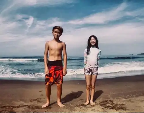 曹格晒夫妻合照撒糖,手抚老婆小腹表情吃惊,吴速玲被猜怀三胎