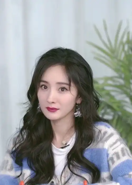 杨幂直播秀美腿,85花已褪去少女感,活动状态却有不一样韵味