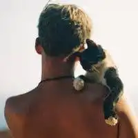 男人抱猫的高清头像暖男抱猫黑白头像