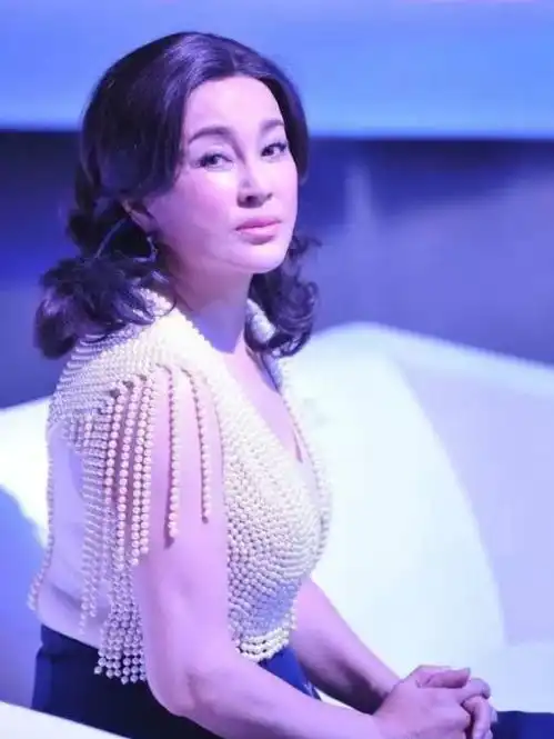 刘晓庆奶奶年纪也不低调上身挂满珍珠像个富婆,69岁仍有女人味