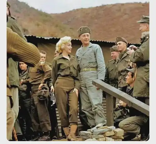 1954年,玛丽莲梦露在朝鲜半岛慰问士兵镜头,旁边士兵非常激动