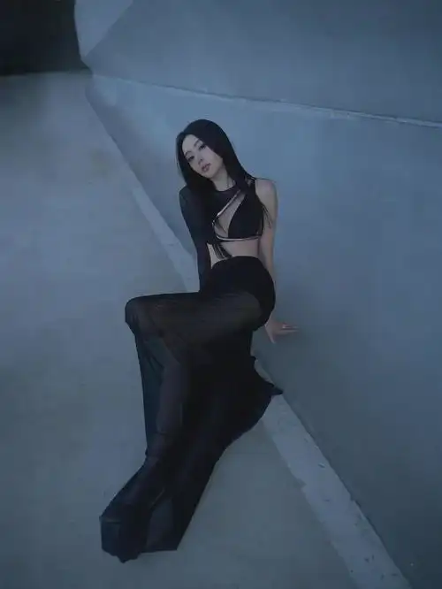 细腰宽胯翘臀,黑色透视礼服包不住她的天鹅乳