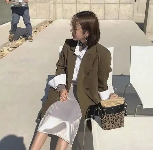 别再穿打底衫了烟管领是什么鬼美到犯规,自带迷人气质
