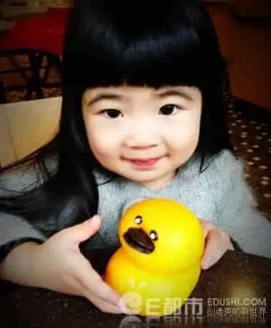 网曝曹格女儿把费曼弄伤引争议费曼究竟是被谁推倒的