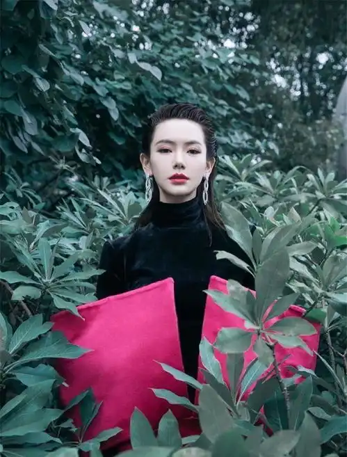 戚薇又换新发型,穿个性潮装登封面时髦前卫,一头凌乱短发好帅气