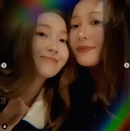 好久不见jessica在社交网站公开了与妹妹krystal的视频影像