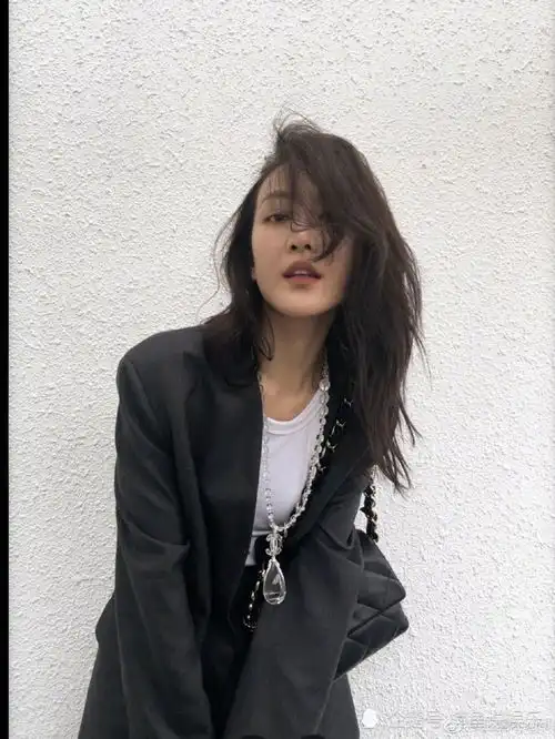 王鸥灰色西装造型好绝干练迷人哪里像38岁,每一张都很撩人