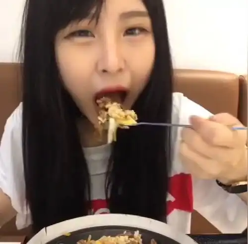 猫妹妹吃牛肉汉堡饭,看起来很有食欲,每次都这么有胃口