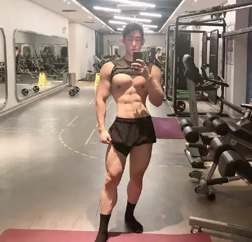新晋肌肉网红小哥哥,胸肌腹肌完美吸睛,摄影师追捧的对象