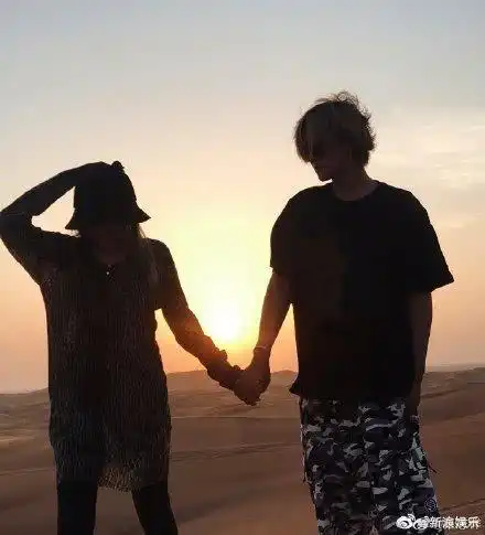 别顾着看周扬青的微博了,快看看你男朋友的手机吧