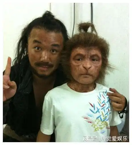 他被亲妈嫌弃丑,却被周星驰看中一炮而红,如今20岁颜值逆袭