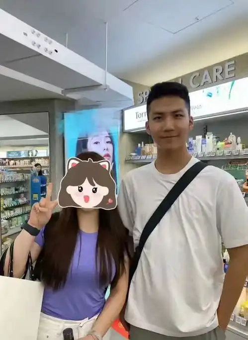 胡军15岁儿子被偶遇,又高又壮,妥妥的小帅哥