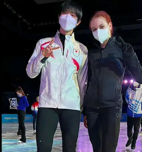 羽生结弦和莎莎动作亲密羽生把可爱的莎莎一顿夸,莎莎太幸福了