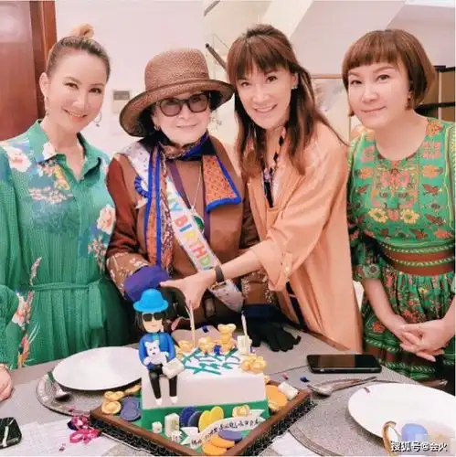 李玟三姐妹罕见合体为妈妈庆生不见豪富老公到场,豪宅意外曝光