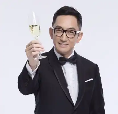 首任妻子是泰国富豪,再娶娇妻被败光上亿家产,54和女儿相依为命