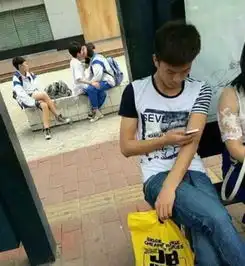 周二搞笑内涵图年底行车小心碰瓷